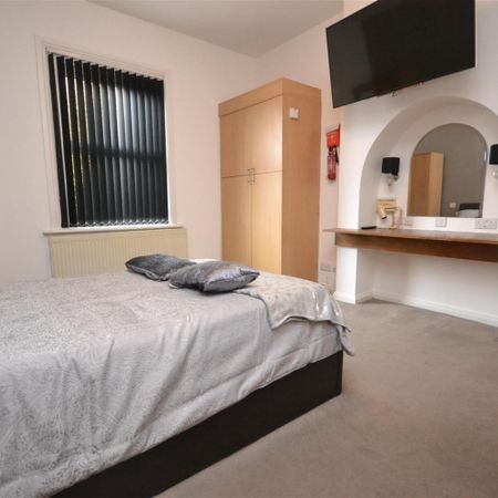 1 bedroom Flat To Let - Photo 3