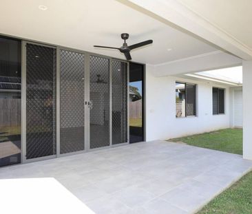 Modern Family Home - Fully Air Conditioned - Side Access - Photo 2
