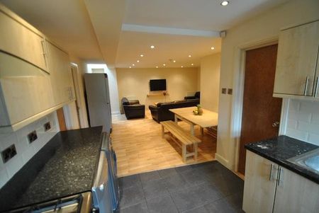 8 bedroom semi-detached house to rent - Photo 2