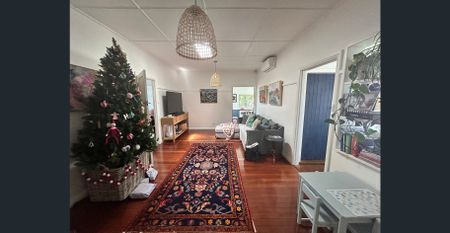 CHARMING 3-BEDROOM, 2-BATHROOM CHARACTER HOME IN PRIME CENTRAL LOCATION - Photo 3