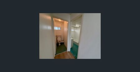 This light & bright two bedroom apartment is perfectly located a hop, skip and a jump to the beautiful Broadwater, cafes and restaurants. - Photo 4