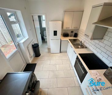 4 bedroom semi-detached house to rent - Photo 6