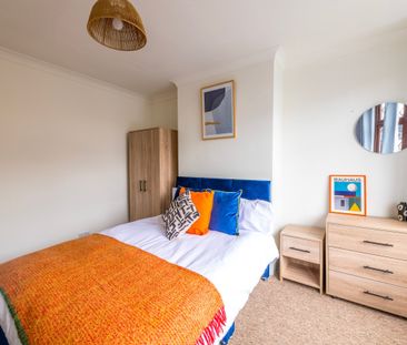 Spacious Room with Driveway Parking - Photo 5