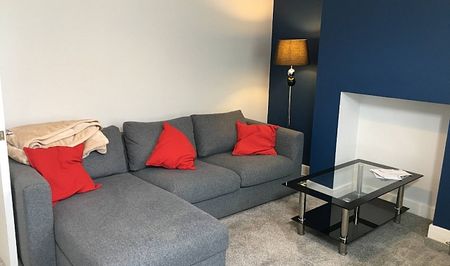 Fantastic 3 bedroom property with a HUGE bathroom! - Photo 4