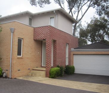 Large Townhouse in well-maintained and quite block - Photo 2