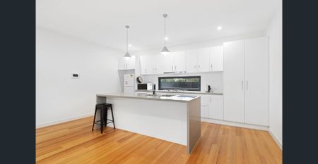 STUNNING TOWNHOUSE - Photo 2