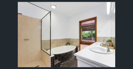 Spacious Beachside Family Home – Just a Short Walk to the Beach! - Photo 3