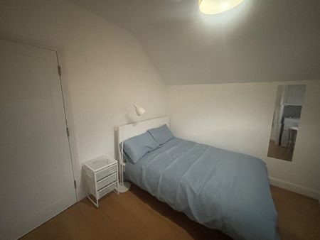 Room in a Shared House, London, W12 - Photo 3