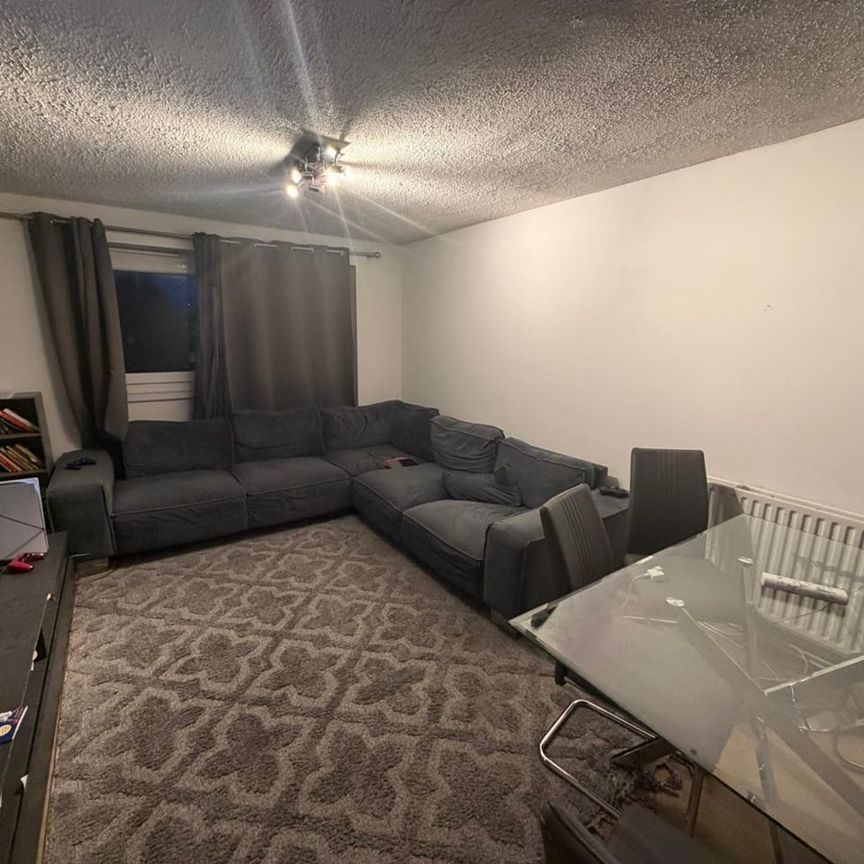 3 Bed Detached House, Lymington Close, E6 - Photo 1