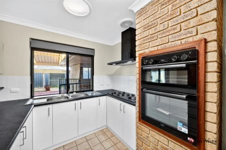 “Stylish Family Home for Lease in Spearwood ✨” - Photo 3