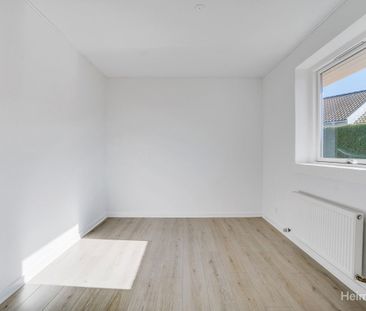 Attraktiv 1-plans rækkehus i Holluf Pile med have og parkering. - Photo 1