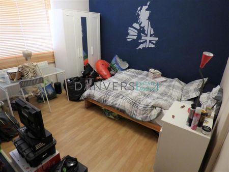 4 bedroom end of terrace house to rent - Photo 2