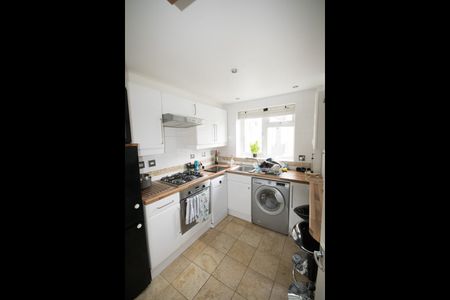2 Bed Flat, Thomas A Beckett Close, HA0 - Photo 3
