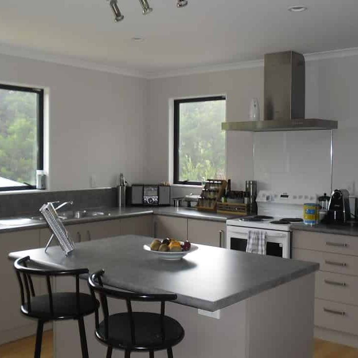 Modern home, two bathrooms & indoor/outdoor flow - Photo 1