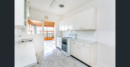 Spacious 2 bedroom unit in a pristine location! - Photo 4