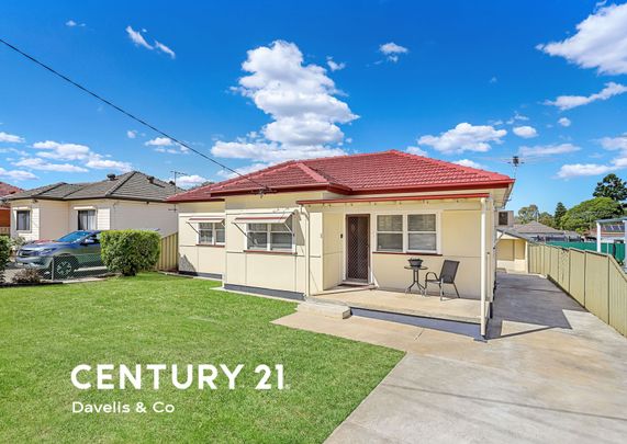 Spacious Three-Bedroom Family Home in Prime Location - Photo 1