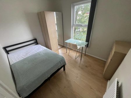 4 bedroom end of terrace house to rent - Photo 5