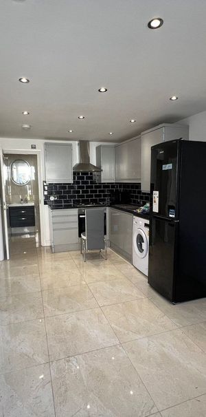 double room in two bedroom flat for two females- £800 - Photo 1