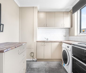 Great Location! Close to Airport. - Photo 3