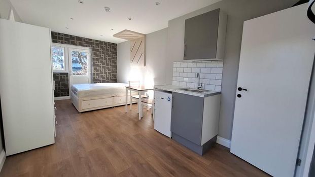 1 bedroom in a house share to rent - Photo 1