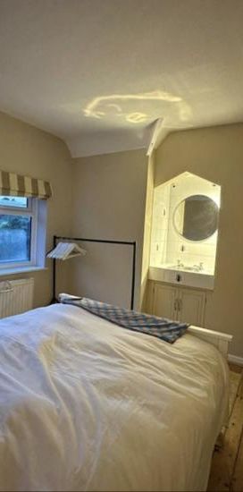 Gorgeous room with built in wash basin - Photo 1