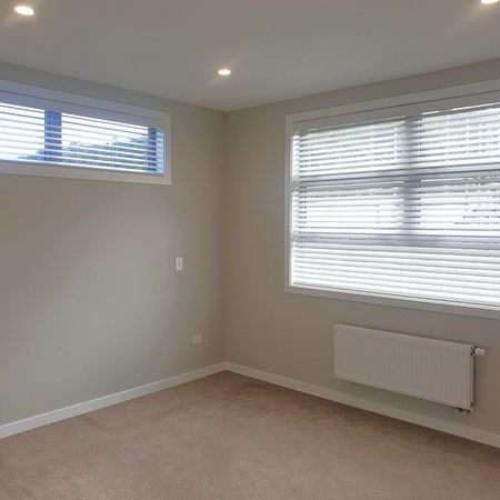 Central Karori modern townhouse - Photo 3