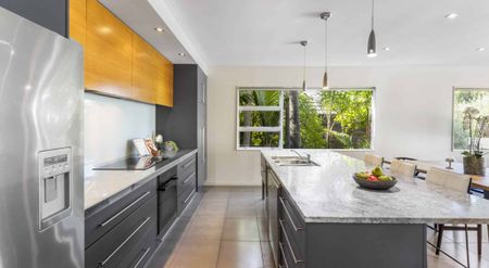 Stylish Executive Home - Photo 2