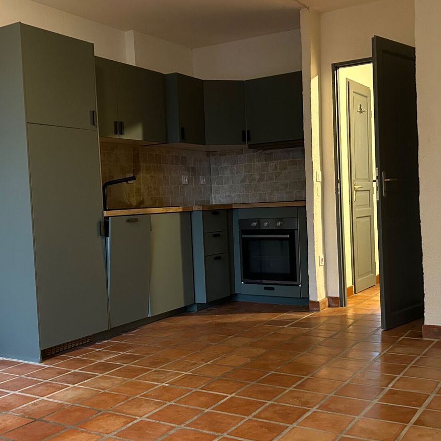 A louer - Studio SAUSSET-LES-PINS Studio 28m2 proche centre ville, sur le port cuisine équipée, loggia, - Photo 1