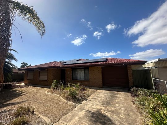 Spacious Family Home with Large Outdoor Entertaining Area - Photo 1