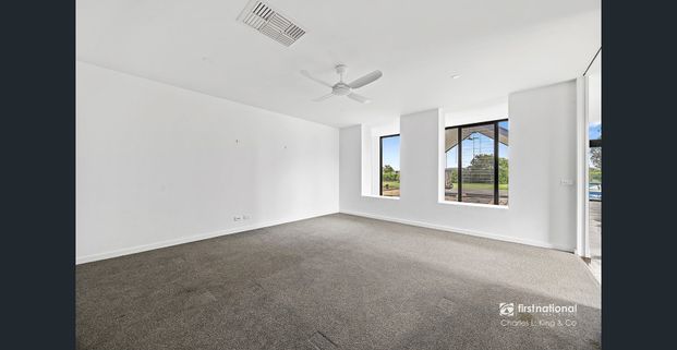 Timeless Design Meets Curated Luxury – Just 5km from Echuca - Photo 1