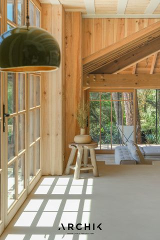 Architecture d'inspiration Ferret-Capienne, cette maison de 210 m2 construite en 1969 s'inscrit sur un beau terrain arboré d'environ 1 150 m2, idéalement situé à proximité immédiate de la plage et du village de l'Herbe au Cap Ferret. - Photo 5