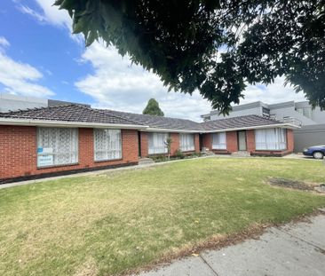Two bedroom unit in Prime Location - Water bill included - Photo 4