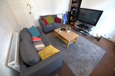 3 bedroom House in Chiswick Terrace, Leeds - Photo 2