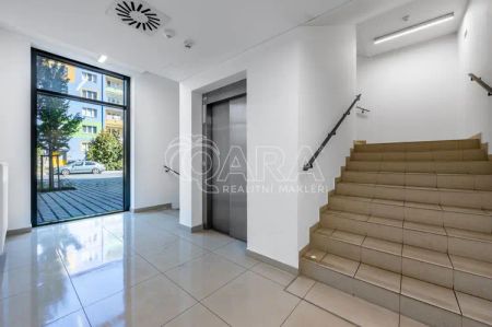 Pronájem slunného bytu 1+kk, Štěchovická, Praha 10 - Photo 4