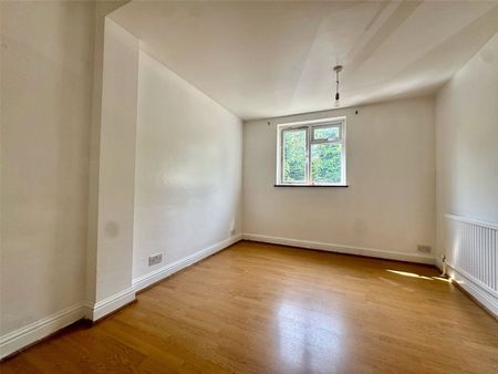 York Road, Woking, Surrey, GU22 7XS - Photo 2