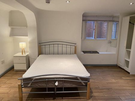 1 bedroom in a house share to rent - Photo 5