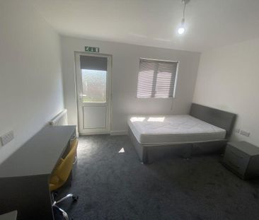 1 bedroom in a house share to rent - Photo 2