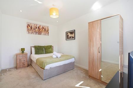 6 Bed Semi-Detached House, Collingbourne Avenue, B36 - Photo 4