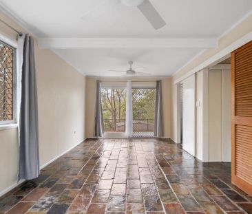 “Hillside Hideaway Awaits!” - Photo 2