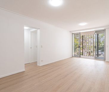 Newly Renovated 1 Bedroom Unit With Study - Photo 1