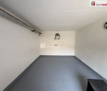 pronájem revitalizovaného bytu s balkónem, garáží a parkovacím míst... - Photo 2