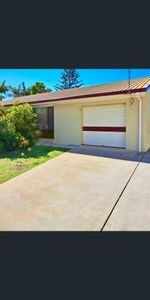 Large Family Home in Convenient Location - PET FRIENDLY - Photo 4