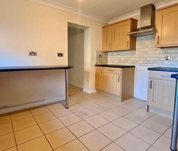 4 bedroom semi-detached house to rent - Photo 3