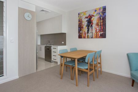 2B 2B 2CAR + STUDY - TOP FLOOR APARTMENT - FULLY FURNISHED - Photo 5