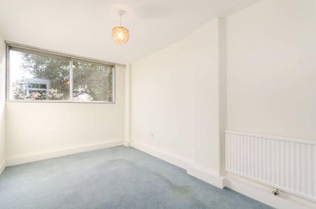 3 bedroom flat to rent - Photo 4