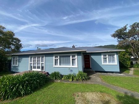 "4 BEDROOM HAVEN WITH DOUBLE DECK IN WAINUIOMATA" - Photo 3