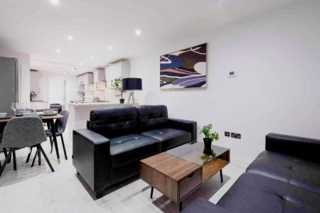 6 Beds 5 Baths - Photo 2