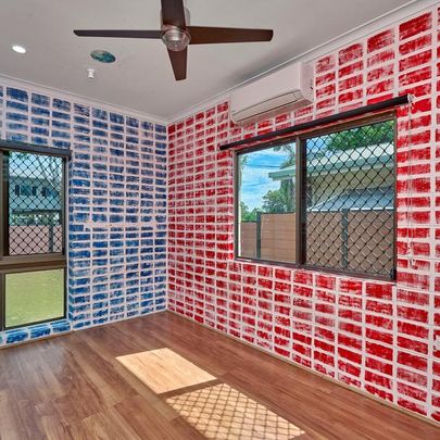 LARGE FAMILY HOME IN A GREAT LOCATION! - Photo 1