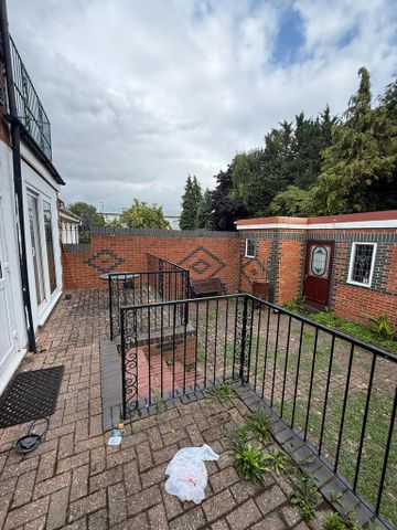 1 bedroom in a house share to rent - Photo 2