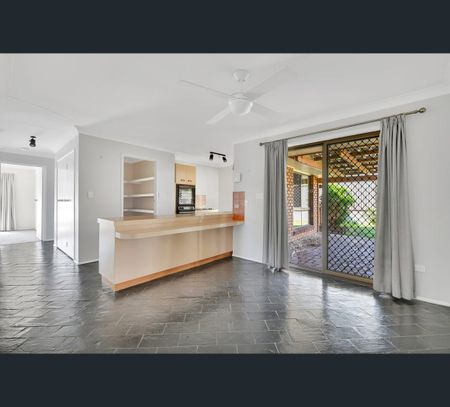 33 Blenheim Cres, Yamanto, Qld 4305 - Photo 2